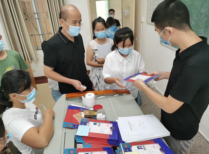 1630035928898658.jpg 发放录取通知书.jpg