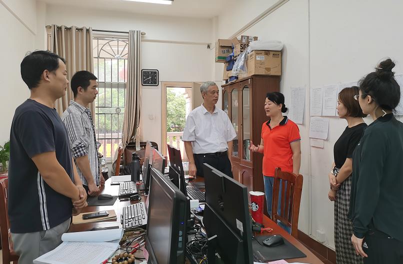 1630035865131170.jpg 曹阳校长听取招生工作处汇报工作.jpg